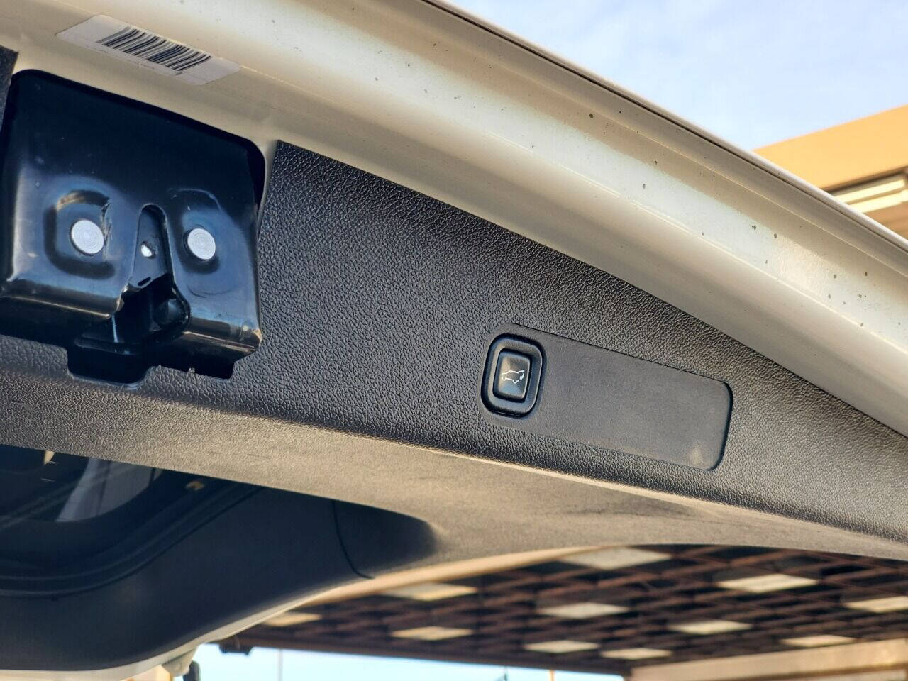 Vehicle image 9 of 32