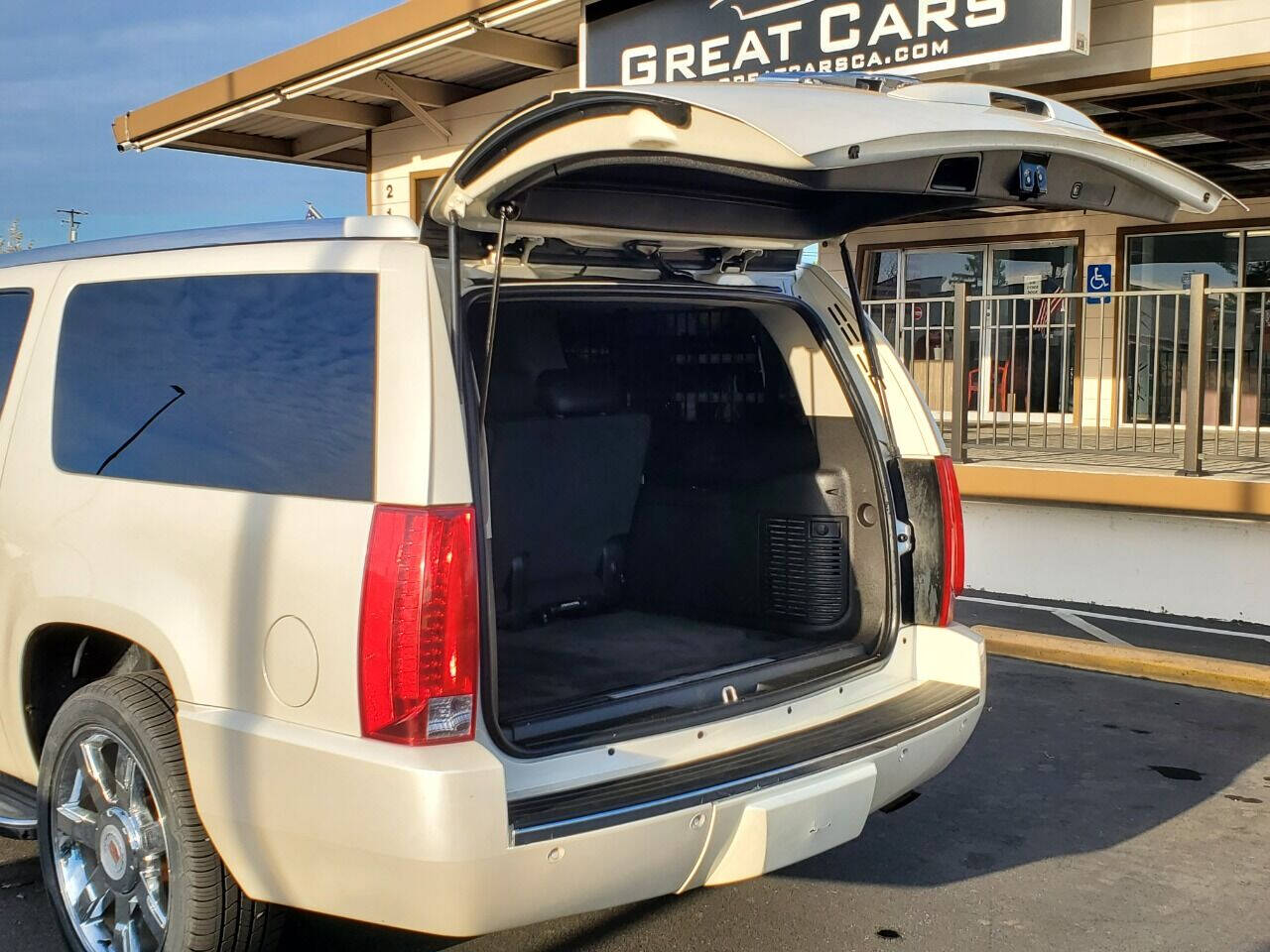 Vehicle image 8 of 32