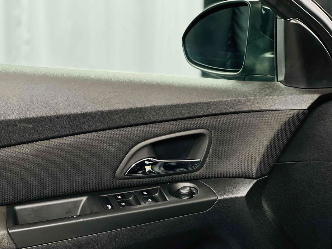 2013 Chevrolet Cruze 1LT Image 31 of 38