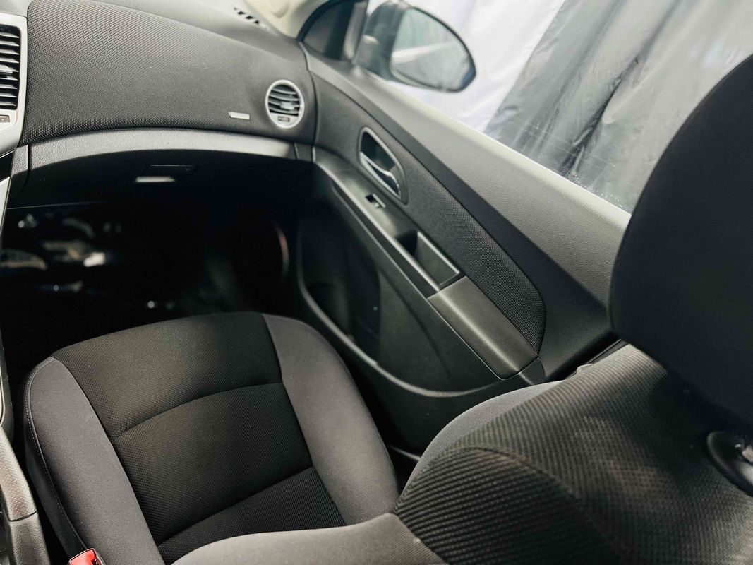 2013 Chevrolet Cruze 1LT Image 16 of 38