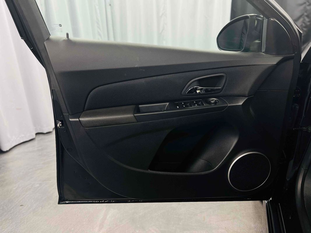 2013 Chevrolet Cruze 1LT Image 30 of 38