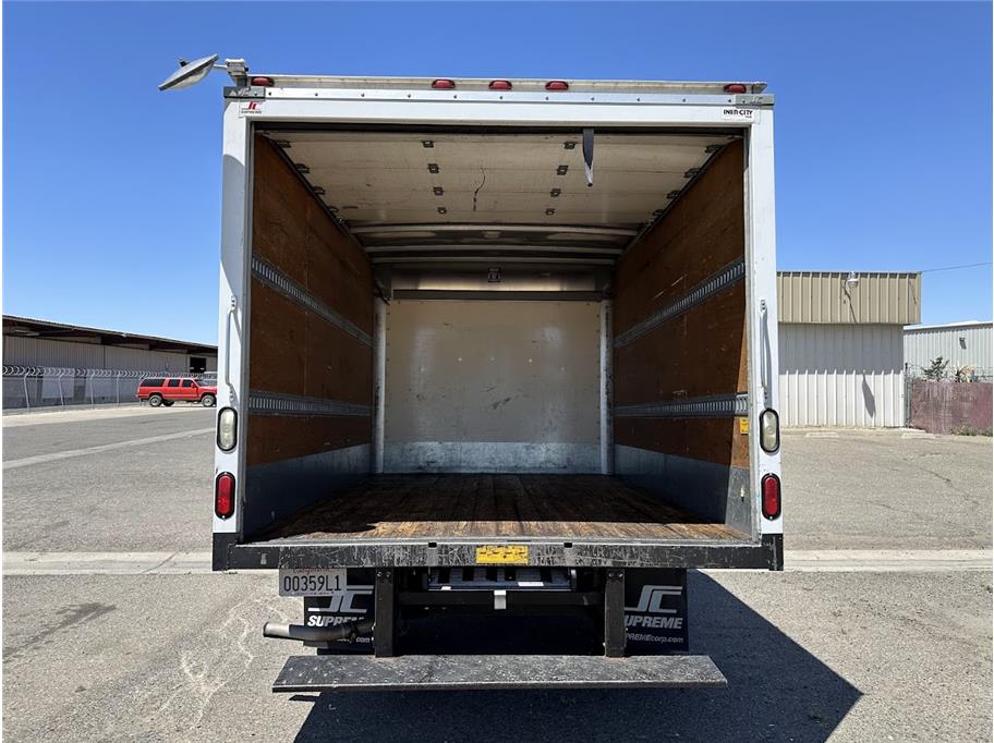Vehicle image 17 of 33