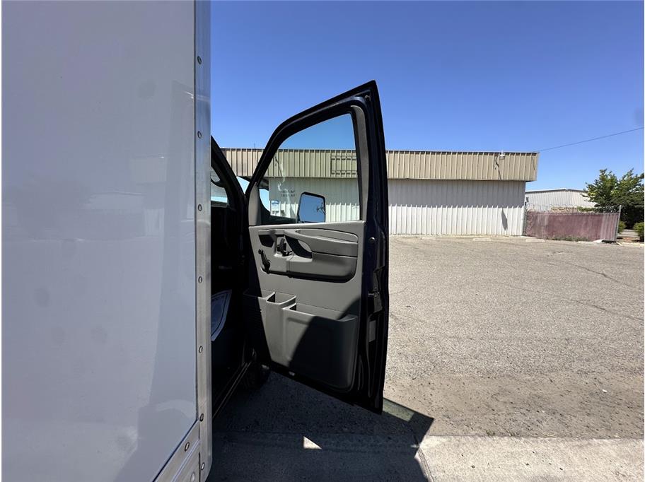 Vehicle image 21 of 33