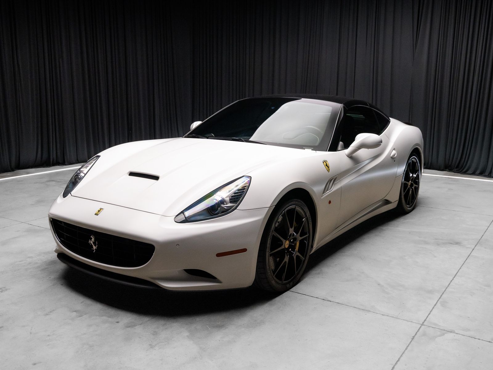 2013 Ferrari California Base Image 1 of 71