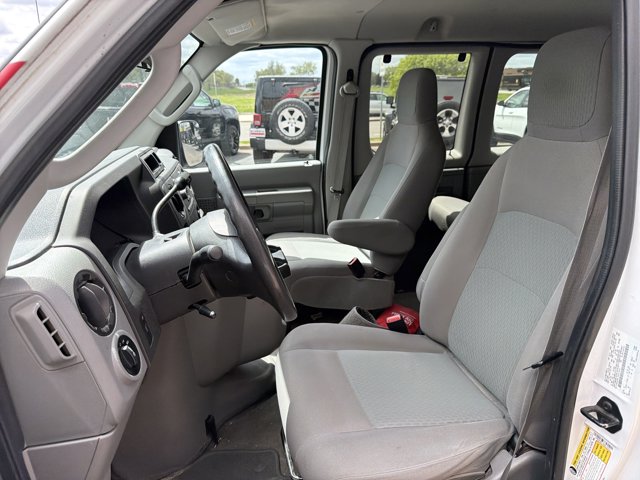 2013 Ford Econoline XLT Image 3 of 4