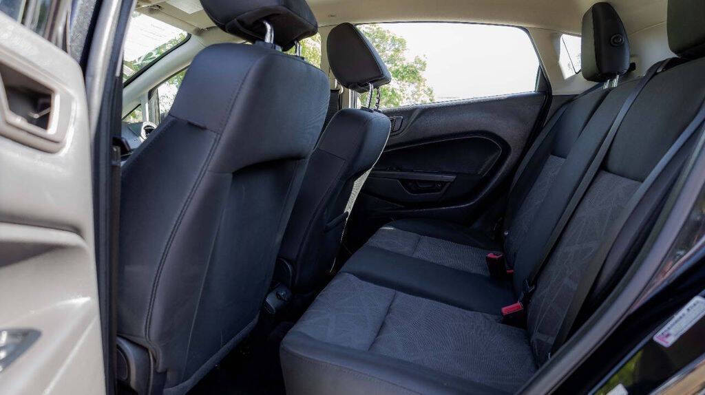 2013 Ford Fiesta SE Image 18 of 38