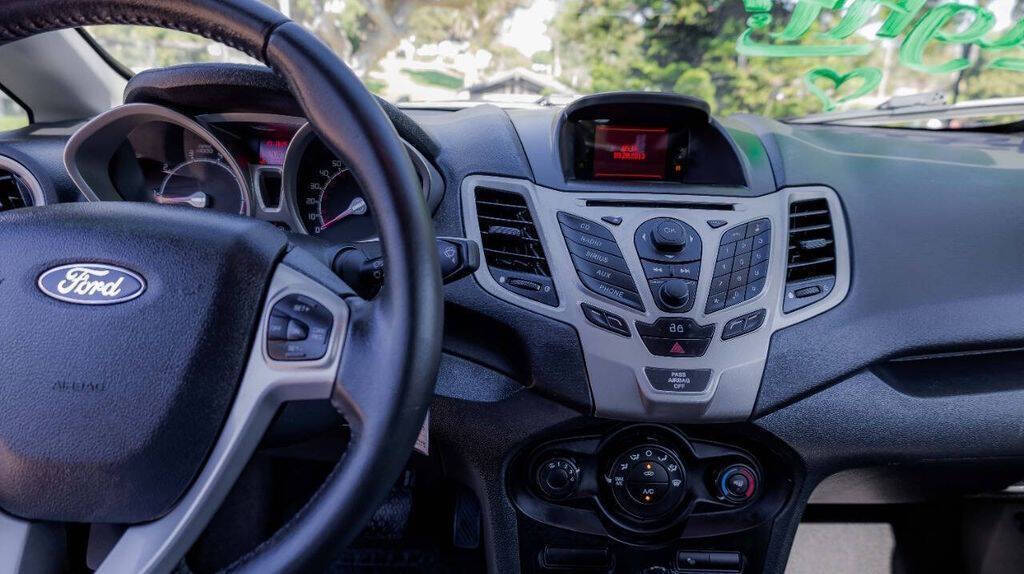 2013 Ford Fiesta SE Image 23 of 38