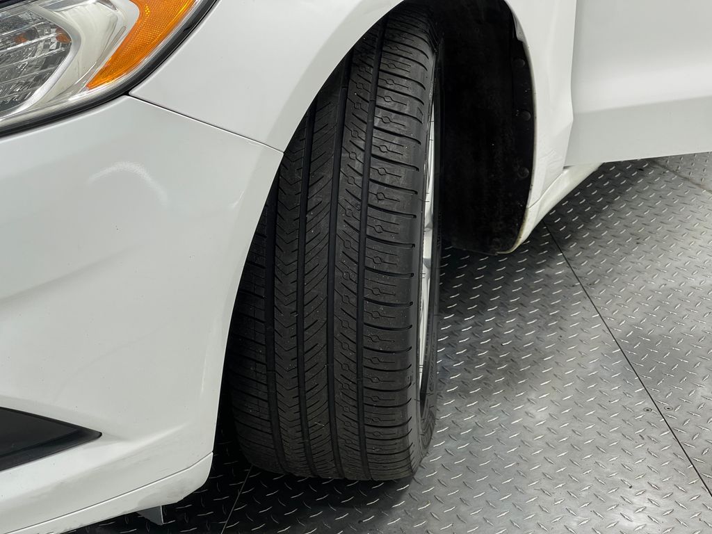 2013 Ford Fusion SE Image 13 of 37