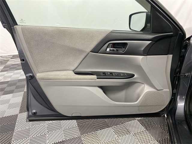 Vehicle image 23 of 25