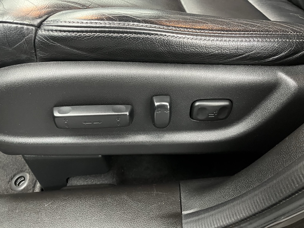 Vehicle image 33 of 34