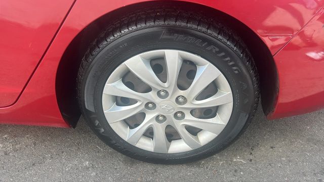 2013 Hyundai Elantra GLS PZEV Image 11 of 32