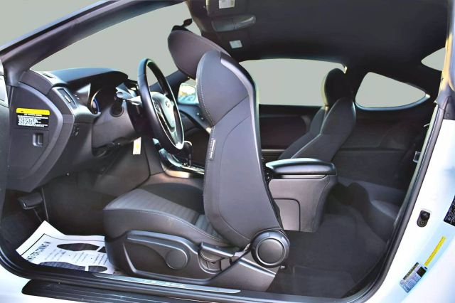 2013 Hyundai Genesis 2.0T Image 16 of 28