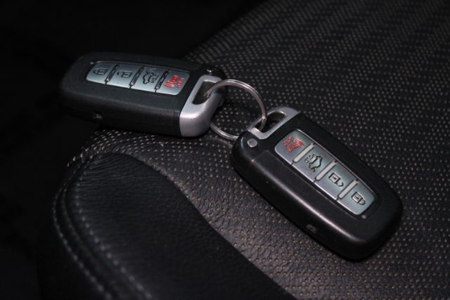 2013 Hyundai Genesis 3.8 Track Image 18 of 24