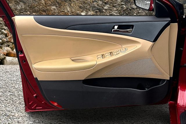 Vehicle image 20 of 30