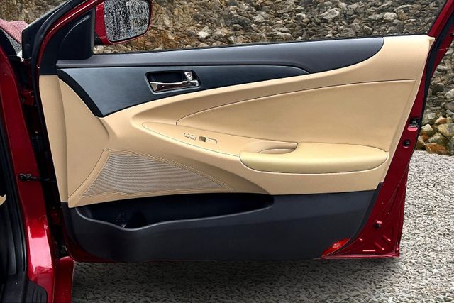 Vehicle image 21 of 30
