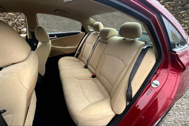 Vehicle image 23 of 30