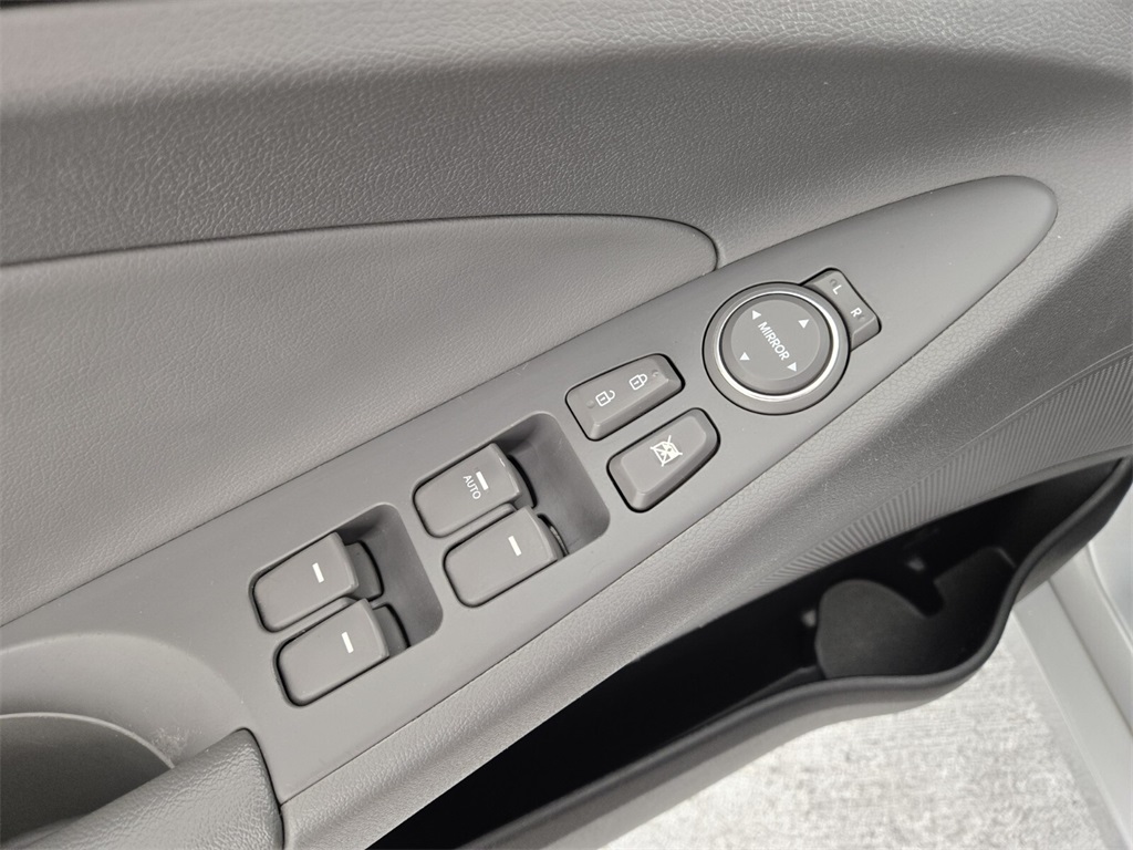 Vehicle image 23 of 29