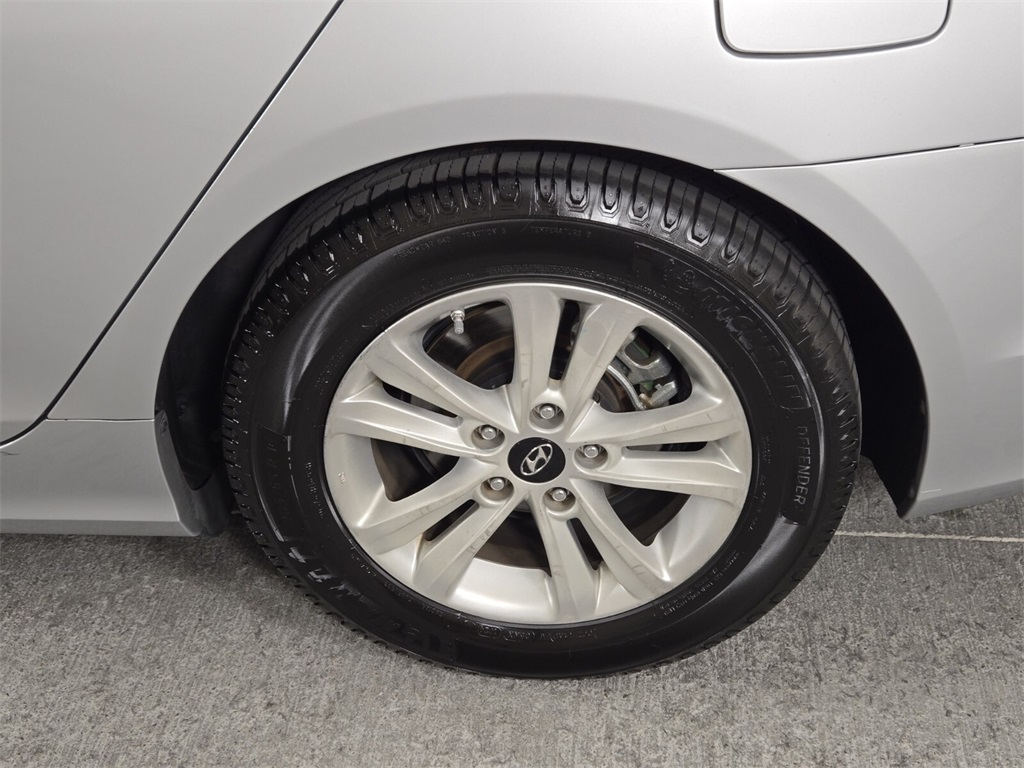 Vehicle image 12 of 29