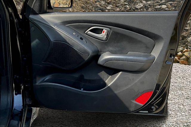 Vehicle image 23 of 33
