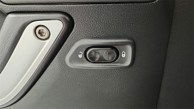 Vehicle image 21 of 29