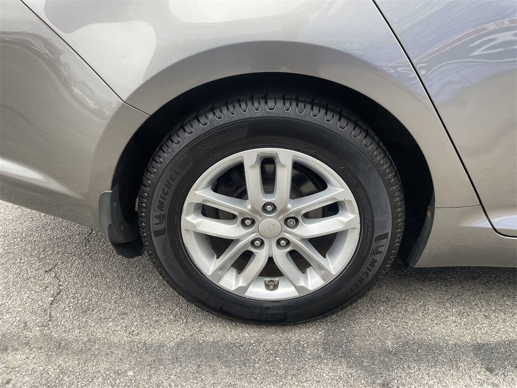 Vehicle image 11 of 18