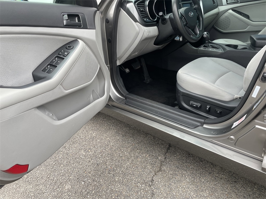 Vehicle image 13 of 18