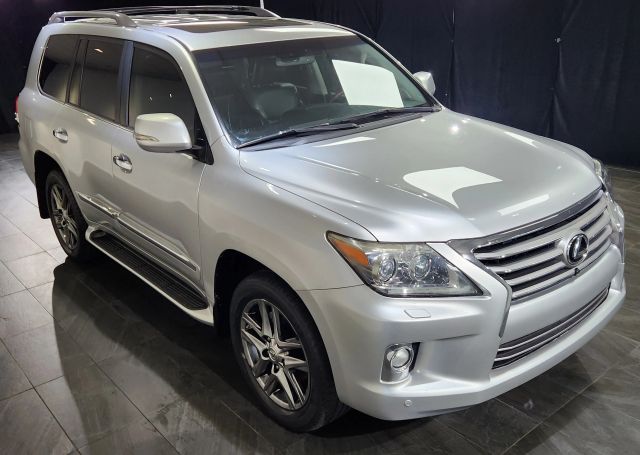 2013 Lexus LX 570 Image 3 of 35