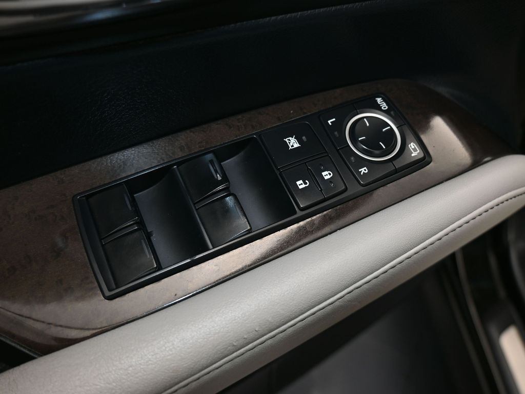 Vehicle image 35 of 70