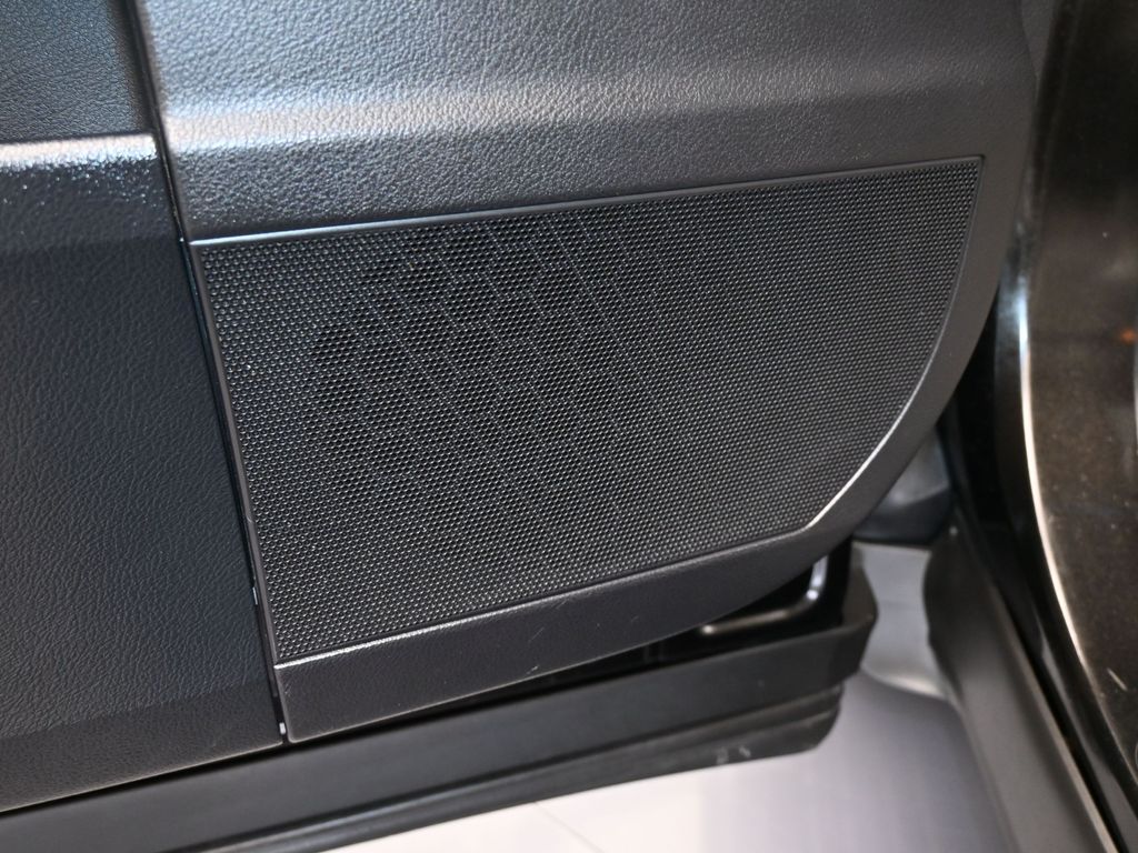 Vehicle image 37 of 70