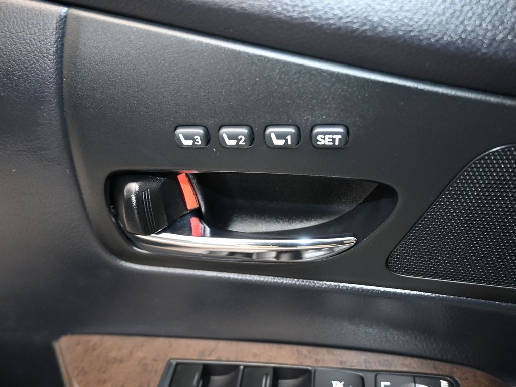Vehicle image 36 of 70