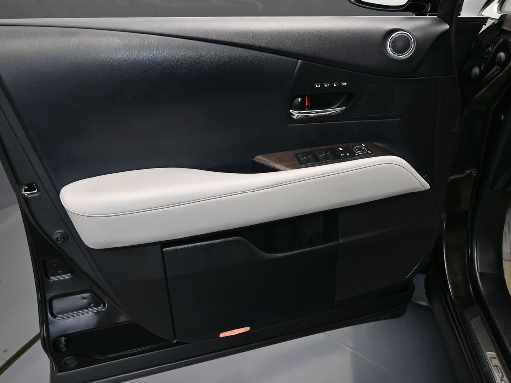 Vehicle image 34 of 70