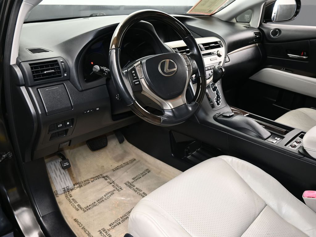 Vehicle image 32 of 70