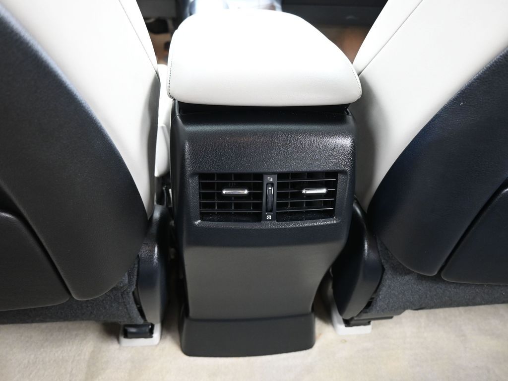 Vehicle image 56 of 70