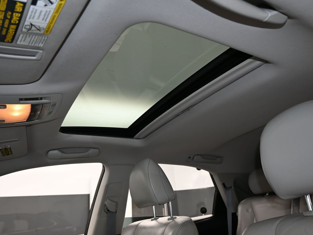 Vehicle image 33 of 70
