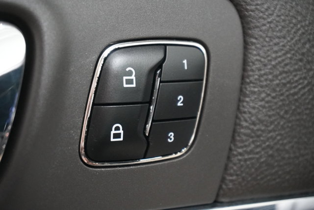 Vehicle image 14 of 28