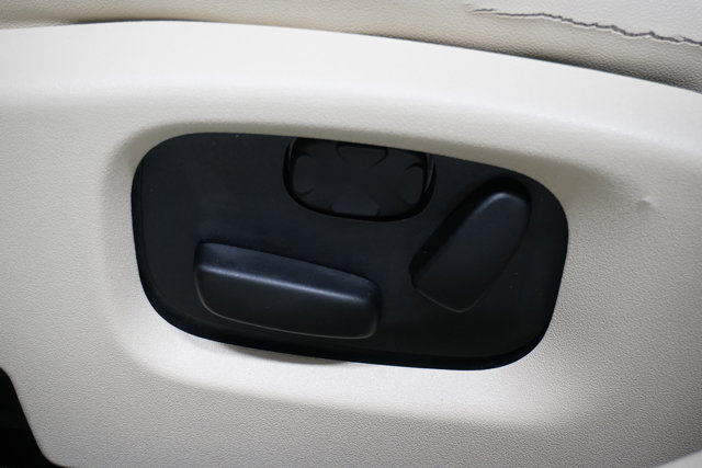 Vehicle image 13 of 28