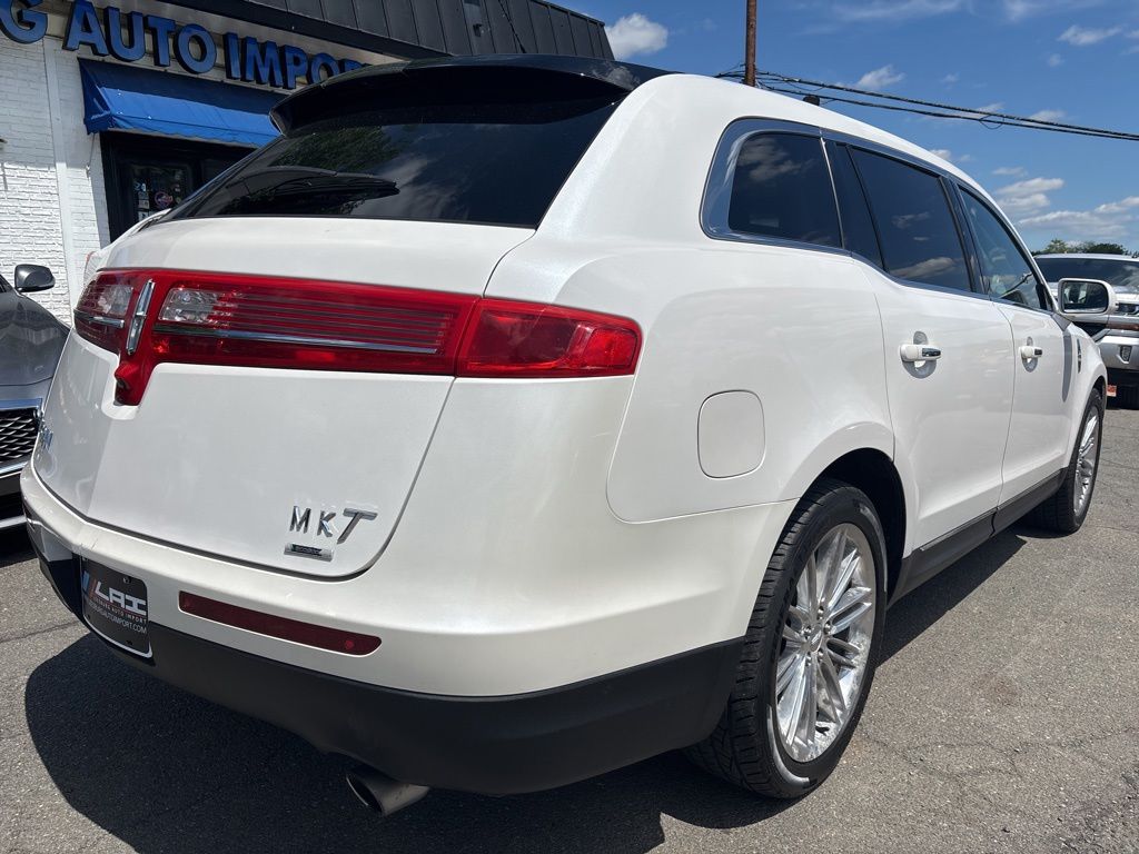 2013 Lincoln MKT EcoBoost Image 3 of 19