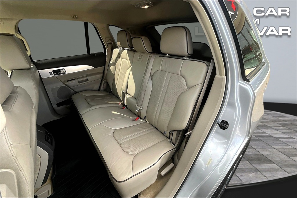 Vehicle image 25 of 33