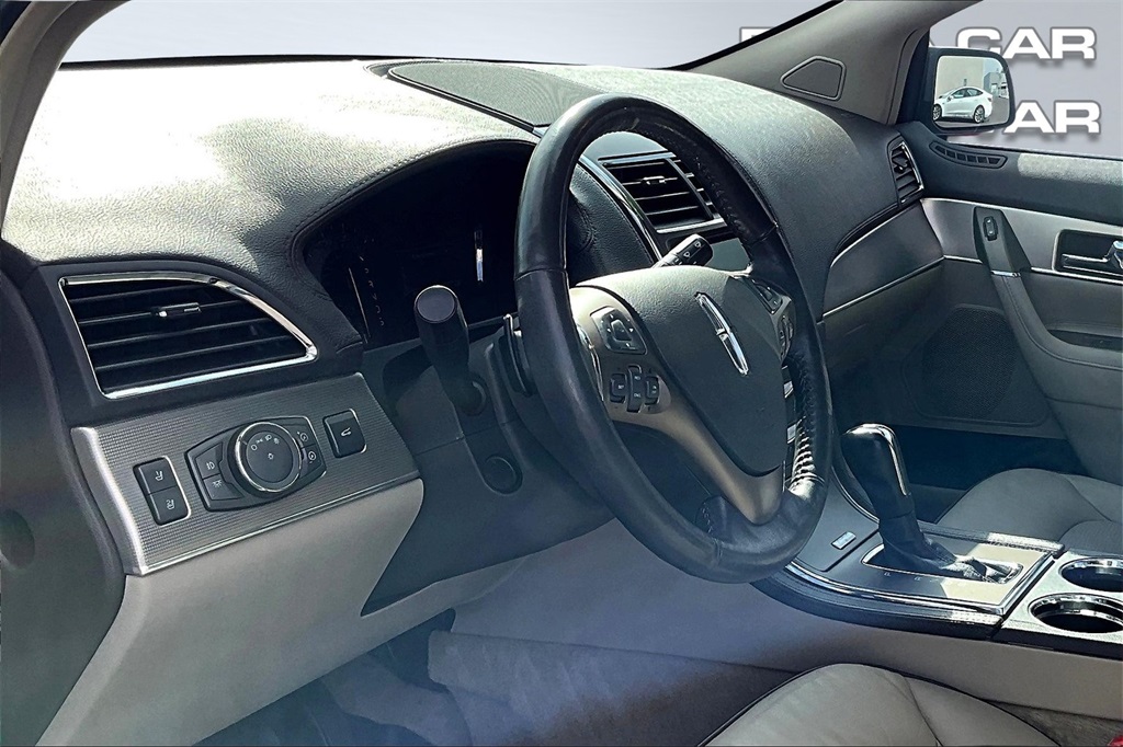 Vehicle image 14 of 33