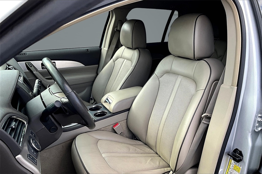 Vehicle image 24 of 33