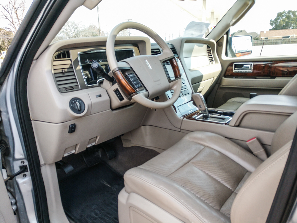 2013 Lincoln Navigator Base Image 13 of 22