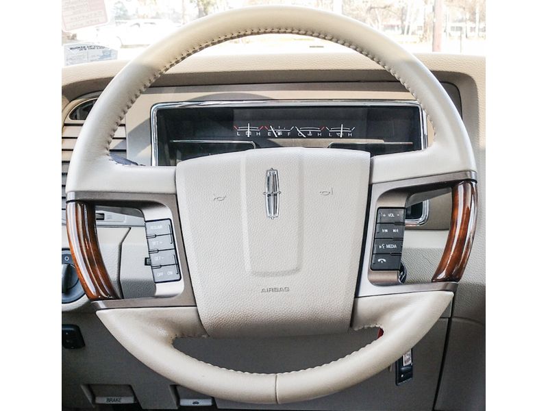 2013 Lincoln Navigator Base Image 14 of 22