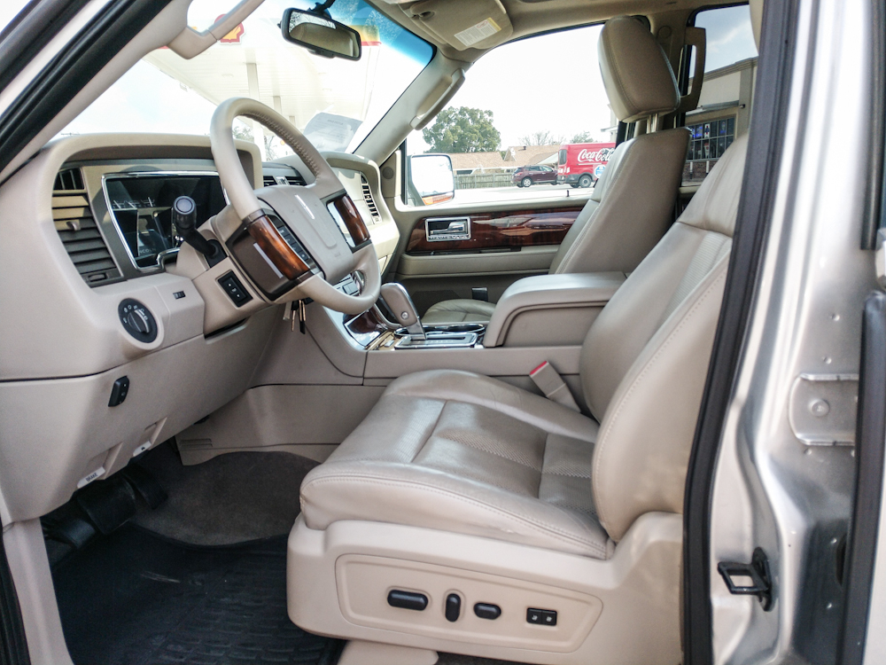 2013 Lincoln Navigator Base Image 20 of 22
