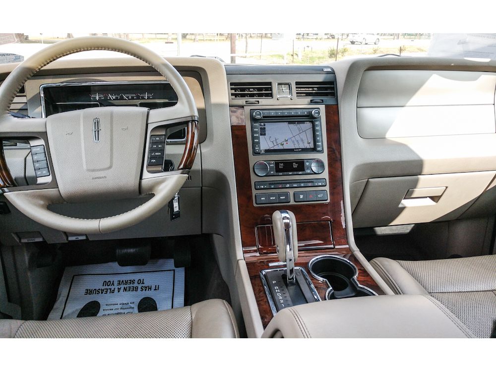 2013 Lincoln Navigator Base Image 12 of 22