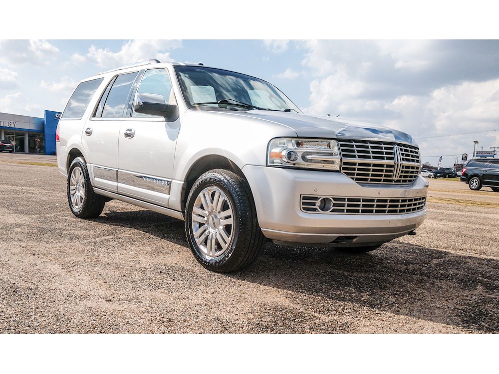 2013 Lincoln Navigator Base Image 2 of 22