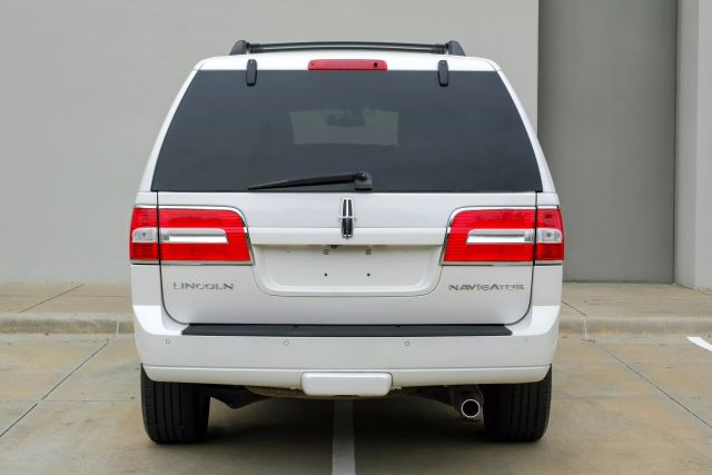 Vehicle image 7 of 40