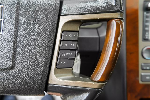Vehicle image 18 of 40