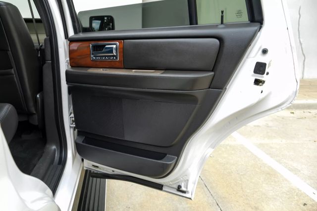 Vehicle image 37 of 40