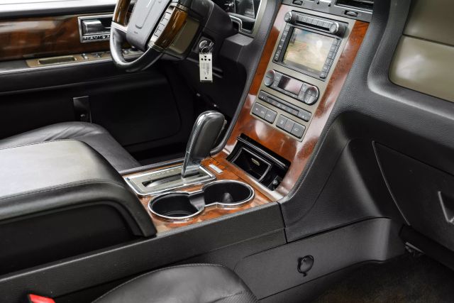 Vehicle image 21 of 40