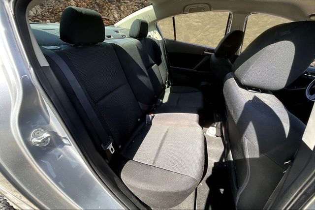 Vehicle image 25 of 32